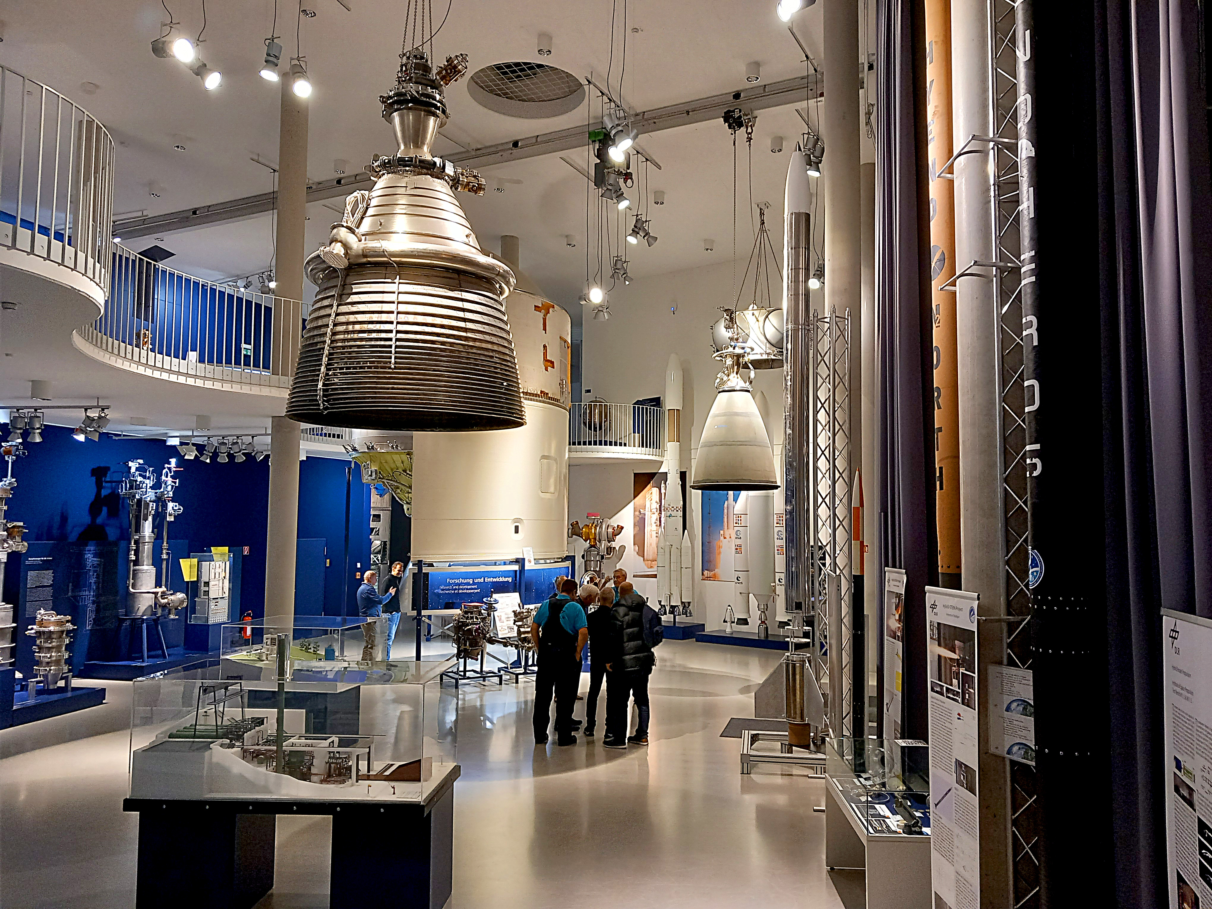 Markus Rehberger führt durch die Ausstellung